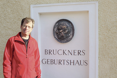 Peter Aigner vor Bruckners Geburtshaus: Der Musiker ist Obmann des Brucknerbundes Ansfelden und organisiert dort die Konzertreihe „Bruckner200“. Die KiZ ist Medienpartnerin.   