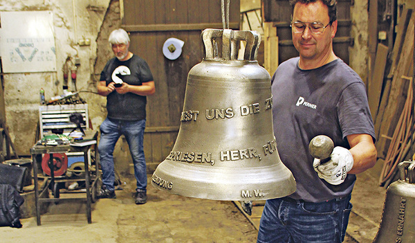 Der Klang am Prüfstand: Glockenreferent Siegfried Adlberger (links) und Glockengießermeister Rudolf Perner (rechts) mit einer der beiden Glocken für die Pfarre Perg.  