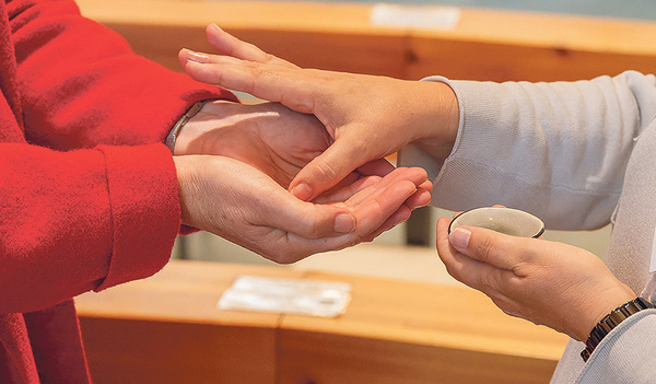 Die Liturgie zu 25 Jahre Frauenkommission erinnerte an eine Bibelstelle aus dem Matthäusevangelium (Mt 26,6–13), in der eine Frau Jesus mit kostbarem Öl salbt und er ihr verspricht, dass man sich immer an sie und an das, was sie getan hat, erinnern w