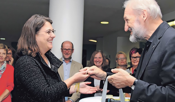 Ein Mann (rechts) gibt einer Frau (links) die Hand