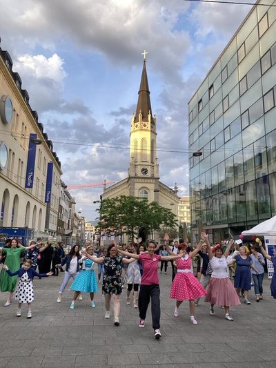 Tanzen vor der Martin Luther Kirche 