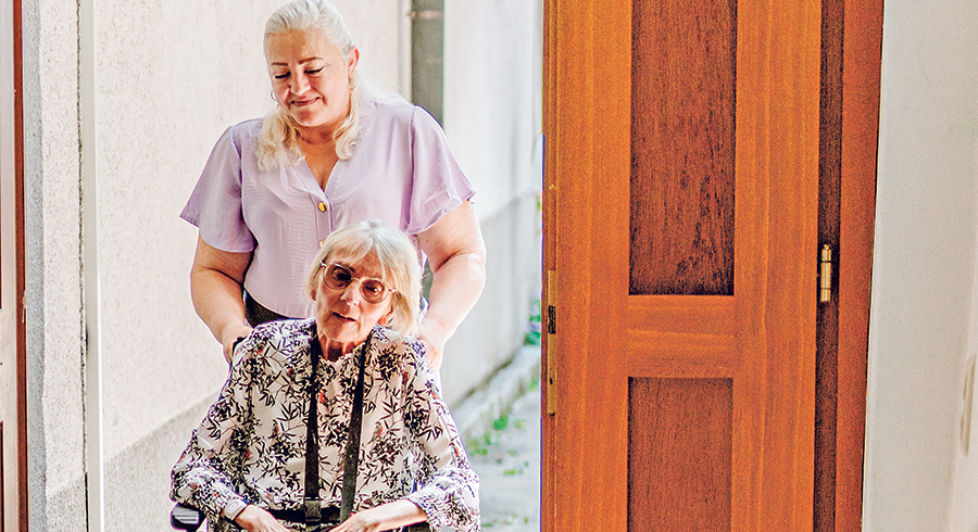 Ohne 24-Stunden-Betreuer:innen würde das Pflegesystem in Österreich nicht funktionieren. / Diözese Linz / Frauenkommission / Laurenz Kaiser Ohne 24-Stunden-Betreuer:innen würde das Pflegesystem in Österreich nicht funktionieren.