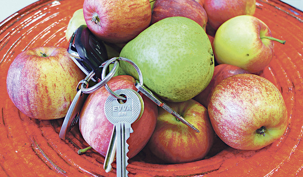 Den Schlüssel verlegt? Das kann vorkommen. Zunehmende Vergesslichkeit und Verwirrung kann jedoch ein Hinweis auf eine beginnende Demenz sein. Früherkennung hilft, die Symptome von Demenz zu behandeln.   