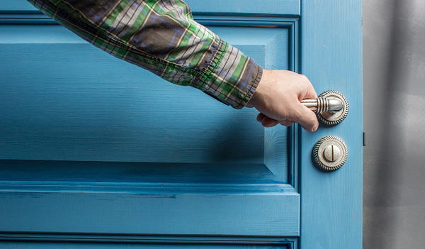 Eine Tür ist zum Eintreten da und nicht, um davor stehen zu bleiben und eine Lobeshymne auf ein möglicherweise unversperrtes Türschloss zu singen