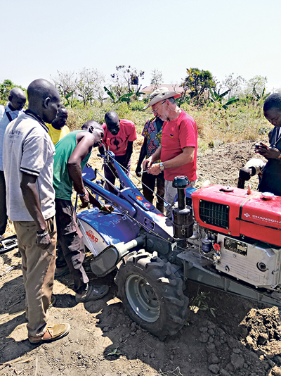 Rudi Kraxberger gab sein landwirtschaftliches Fachwissen an die Menschen in Adjumani weiter, damit sie genug Gemüse für die Trockenzeit ernten können. Diese dauert im Norden Ugandas sechs Monate lang.  
