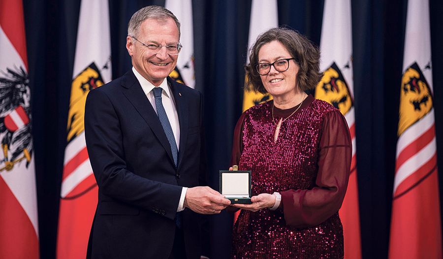 Landeshauptmann Thomas Stelzer ehrte Elisabeth Leitner-Litzlbauer für die Kulturberichterstattung in der Kirchenzeitung    