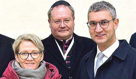 Pius-Parsch-Preisträger Florian Wegscheider (rechts) mit Ehefrau Nicole Wegscheider und Propst Anton Höslinger vom Stift Klosterneuburg, der den Preis überreichte.  