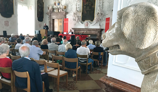 Ein Hund aus Marmor überwacht die Veranstaltungen im Kaisersaal des Stiftes Kremsmünster, wie die Ökumenische Sommerakademie von 13. bis 15. Juli. 