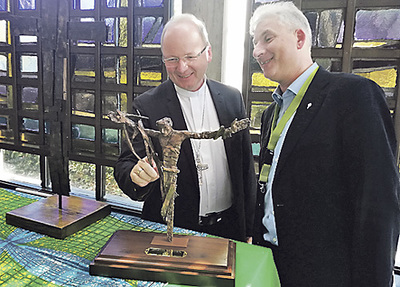 Bischof Benno Elbs und Landessuperintendent Thomas Hennefeld in der Kapelle des Ökumenischen Rates der Kirchen. Papst Franziskus hat das Kreuz im Juni 2018 als Gastgeschenk nach Genf mitgebracht. 