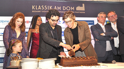 Nach dem Konzert: Rolando Villazon und Elisabeth Fuchs beim Anschneiden der Klassik am Dom-Torte