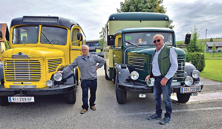 „Fahren mit den Oldtimern ist ihr Leben“. Hans Schöndorfer (links) mit Matthias Grünberger kurz vor der Abfahrt nach Santiago.   
