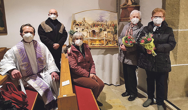 Bei der Segnung der Fastenkrippe: Pfarrer P. Carlos (von links), Harald Roth, Marianne Hoheneder (Obfrau der Kreativgruppe), Irmgard Dobetsberger und Christine Engler.  