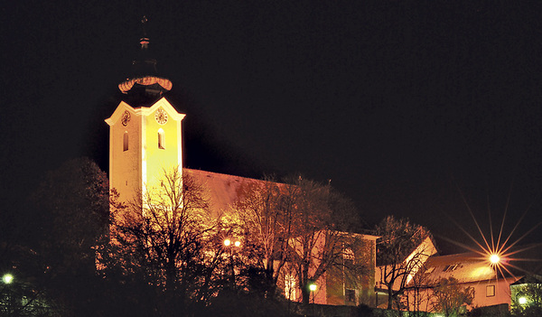 Linz-St. Magdalena. Die markante Kirche prägt das Stadtbild und wird deshalb in der Nacht maßvoll beleuchtet.    