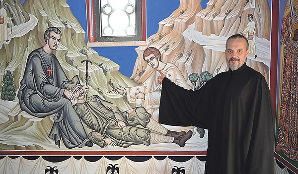 Der serbische Freskenmaler und Diakon Nikola Lubarić hat in vier Monaten Arbeit die Kapelle in Mauthausen mit Fresken ausgemalt. Er hat dort die biblische Erzählung vom barmherzigen Samariter aktualisiert.