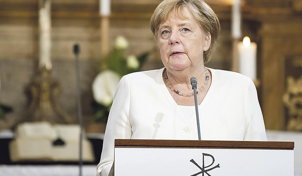 Pastorentochter Angela Merkel bei ihrer Ansprache in der evangelischen Kirche Soprons.   
