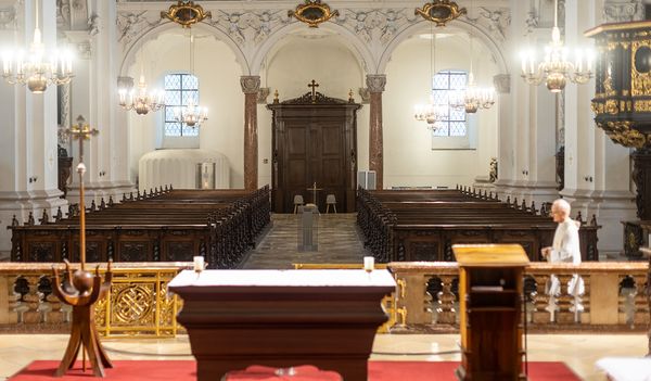 P. Werner Hebeisen SJ in der Jesuitenkirche in Linz