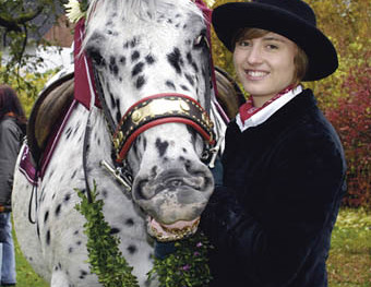 76. Leonhardiritt in Pettenbach 
Bild: Silvia Lindinger auf ihrer Hella, einem Norica-Pferd