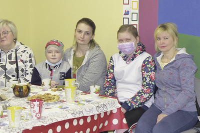 Mütter mit ihren krebskranken Kindern im Caritas-Zentrum  St. Lukas in Borowljany bei Minsk.