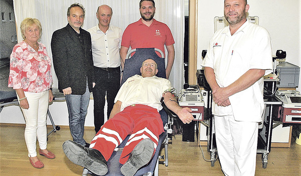 Siegi Kasbauer (liegend) aus Schardenberg hat zum 150. Mal Blut gespendet.