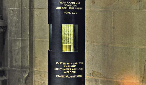 Die Jägerstätter-Stele im Mariendom enthält Knochenreliquien und einen Brief des seligen Franz Jägerstätter. Der Gedenkort ist ein Werk Herbert Friedls.  
