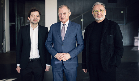 Im Gespräch mit Manfred Mandl-Küblböck (li.) und Alfred Weidinger (re) von der OÖLKG und LH Thomas Stelzer (Mitte). 