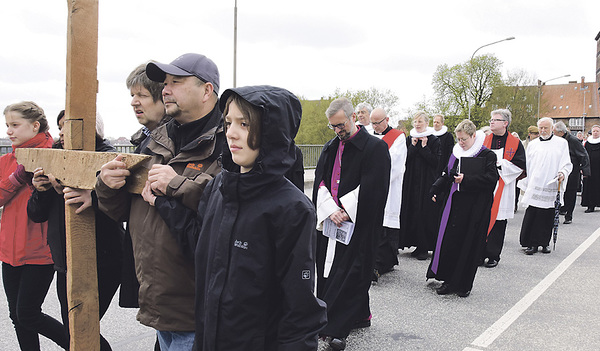 Gemeinsame Prozession von evangelischen und katholischen Christen am Karfreitag in Lübeck. In Schleswig-Holstein ist der Karfreitag ein gesetzlicher Feiertag für alle. 