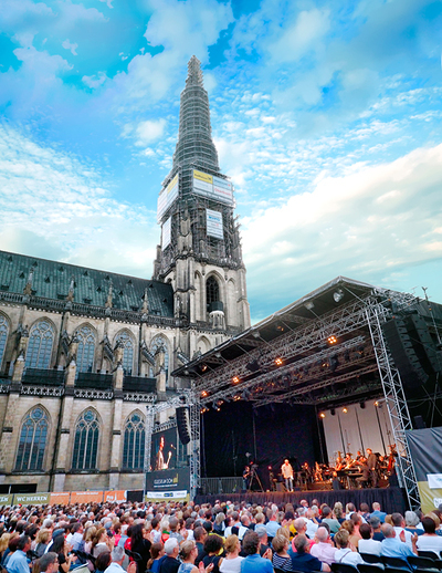 Die Bühne vor dem Linzer Mariendom