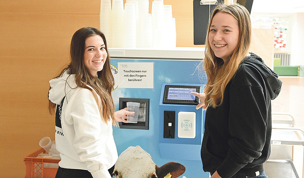 Lisa Kammerhuber (links) und Christa Breitweiser zeigen einen der Vorzüge der HBLA Elmberg: Die frische Milch vom Schulbetrieb gibt es günstig im Automaten. 