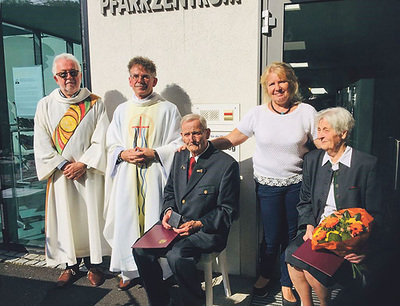 Die Geehrten (sitzend) erhielten ein Dankschreiben des Bischofs und die Jägerstättermedaille. 