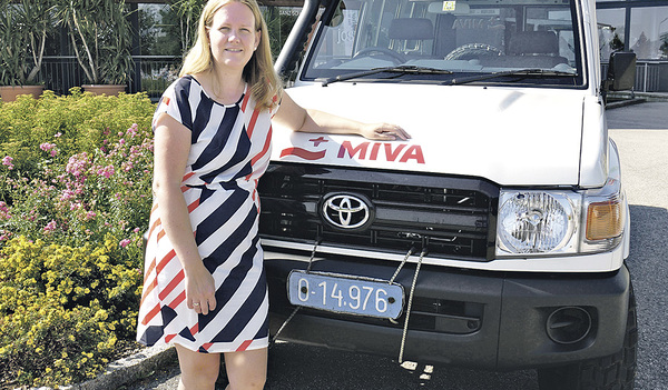 MIVA-Geschäftsführerin Christine Parzer mit einem Toyota Land Cruiser, der nach Tansania verschickt wird. Toyotas sind die einzigen Fahrzeuge, die ohne Elektronik auskommen und für die es Ersatzteile in aller Welt gibt. Darum arbeitet die MIVA mit di