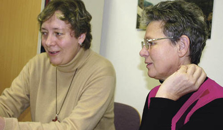 Sr. Elisabeth Jakubowitz von der Di?zese Novosibirsk und Ludmilla Kapustina von der Di?zese Irkutsk im B?ro der Caritas Auslandshilfe Linz. Die  Di?zesen Novosibirsk und Irkutsk, die beiden sind die gr??te und zweitgr??te Di?zese der Welt, haben eine