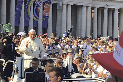 Christoph Froschauers Gruppe (Bild oben) kam dem Papst ganz nahe.