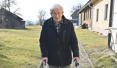 Gern an der frischen Luft: Pfarrer Röthlin hält sich oft im Pfarrgarten auf. 