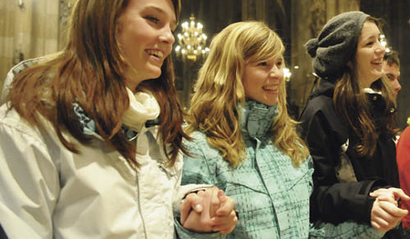 Jugendliche, H?nde reichen zum Vater unser