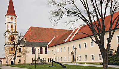 Pfarrkirche Braunau-Ranshofen. Pfarradministrator: GR Mag. Dr. P. Severin Piksa OFM  