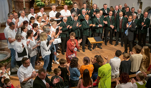 Musiker/innen des Benefizkonzerts, unter den Zuhörer/innen auch Kinder aus der Ukraine (vorne). 