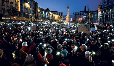 Lichtermeer gegen rechts in Linz.  