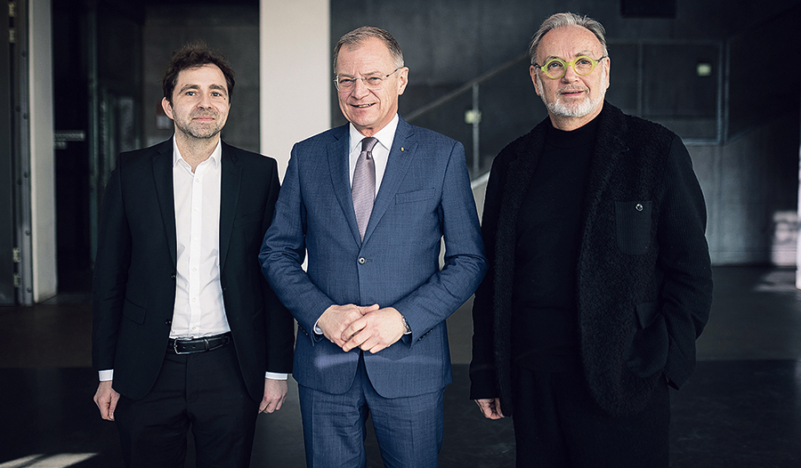 Im Gespräch mit Manfred Mandl-Küblböck (li.) und Alfred Weidinger (re) von der OÖLKG und LH Thomas Stelzer (Mitte). 