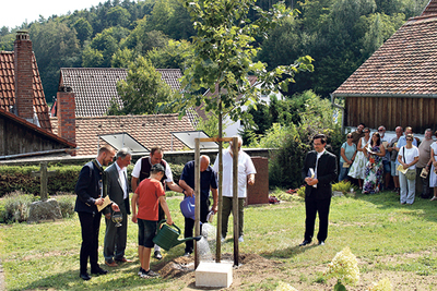 Mit dem Pflanzen einer Linde und einem Gedenkstein am evangelischen Friedhof in Sulzbürg erwiesen Gemeinde und Pfarre den „Landlern“ mit Wurzeln im Hausruckviertel eine späte Ehre.
