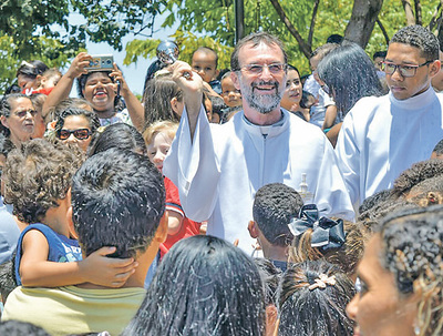 Christian Mayr  in seiner ehemaligen Pfarre in Brasilien.  