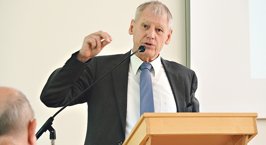 Univ.-Prof. Franz Gruber bei einer Vorlesung an der KU Linz, die ihm seit seinem Studienbeginn wissenschaftliche Heimat ist.