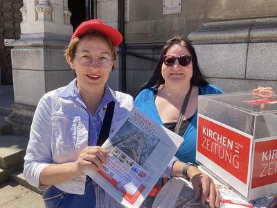 Die Kirchenzeitung war am 'Tag des offenen Doms' mit dabei und lud zu einem Gewinnspiel. Im Bild: Eugenie Neumüller (links) und Andrea Mayer-Edoloeyi (rechts)