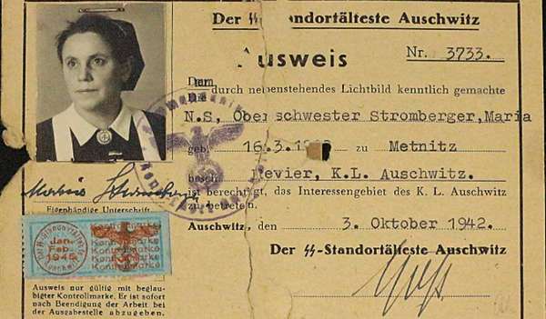 Der von Lagerkommandant Rudolf Höß unterschriebene Ausweis von Maria Stromberger in Auschwitz