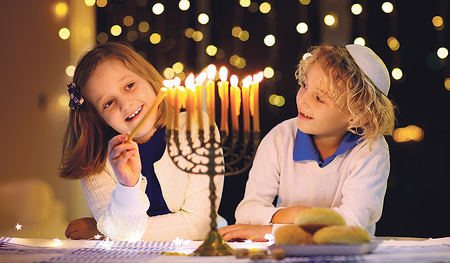 Jüdische Kinder feiern Chanukka