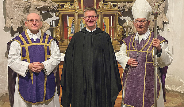 Frater Jakobus Sieberer-Kefer (Mitte) mit Abt Ambros Ebhart (rechts im Bild) und Prior P. Maximilian Bergmayr.  