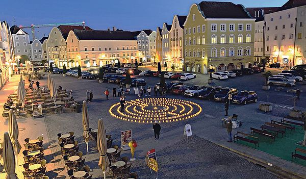 Die vielen Kerzen zauberten eine ruhige, besinnliche Atmosphäre auf den sonst so belebten Stadtplatz.   