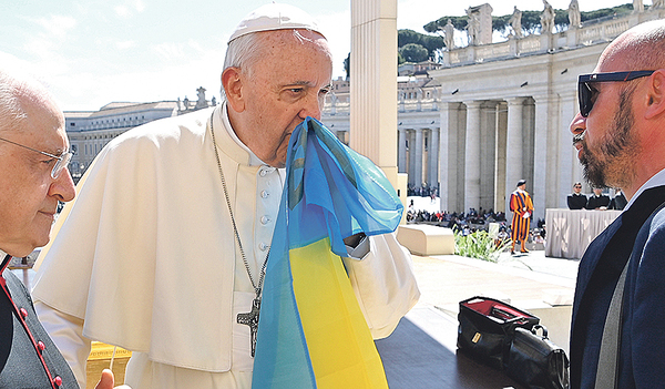 Der Papst küsste unlängst eine ukrainische Fahne während der Generalaudienz auf dem Petersplatz.