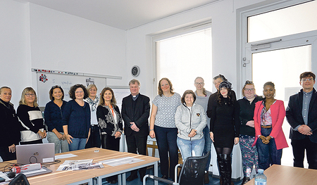 Bischof Manfred Scheuer (Mitte) im Frauen-Bildungszentrum in Rohrbach.        
