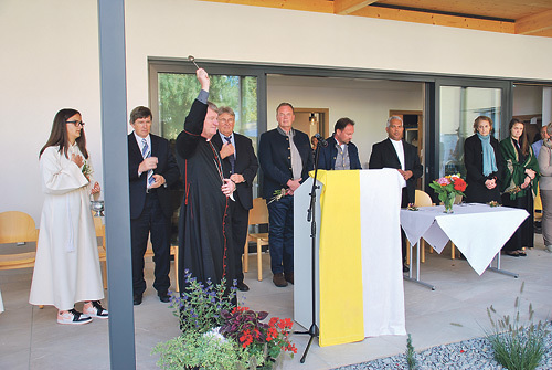 Bischof Manfred Scheuer segnete das neue Pfarrheim.   