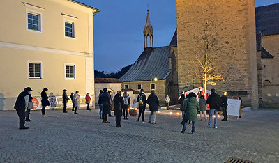 Ein Blick auf den Kirchenplatz Haslach, wo der Treffpunkt mensch & arbeit Rohrbach (Betriebsseelsorge) in Zusammenarbeit mit dem KJ-Regionsteam Oberes Mühlviertel und Engagierten der Pfarre Haslach die Aktion „40 Tage Menschlichkeit“ durchführt. Das 